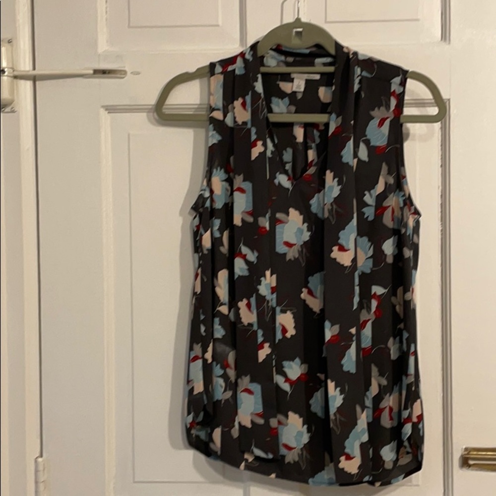 Classy print sleeveless blouse with tie at collar